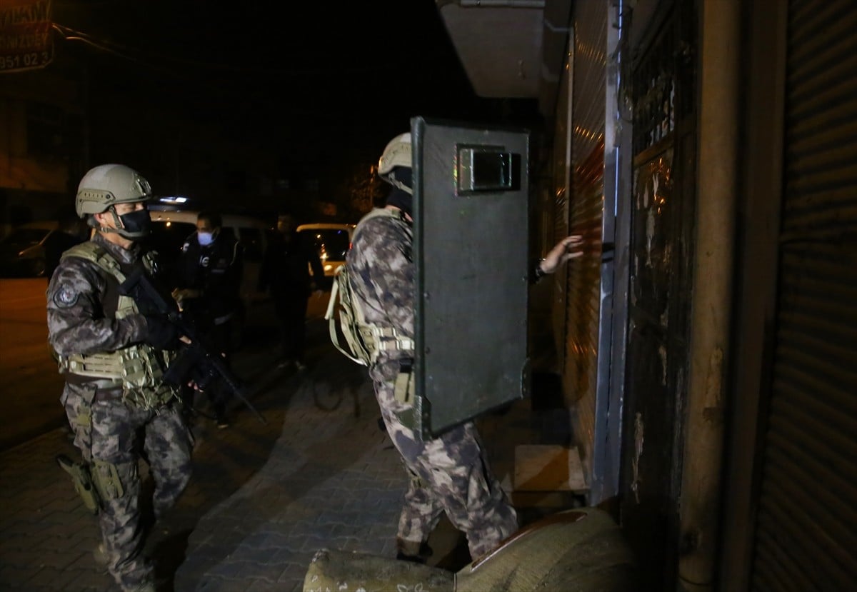 Adana’da çete operasyonu: 12’si polis 55 kişiye gözaltı kararı