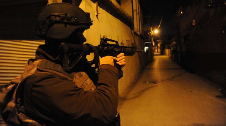 Adana'da çete ve torbacı operasyonu