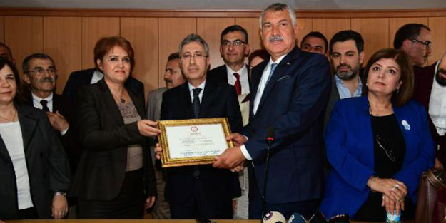 Adana'da CHP'li Zeydan Karalar, mazbatasını aldı