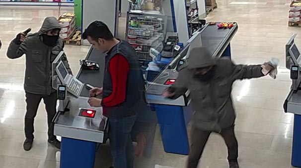 Adana'da çikolatayla kasa açtıran gaspçıyı, dokunduğu cips ve limonata ele verdi