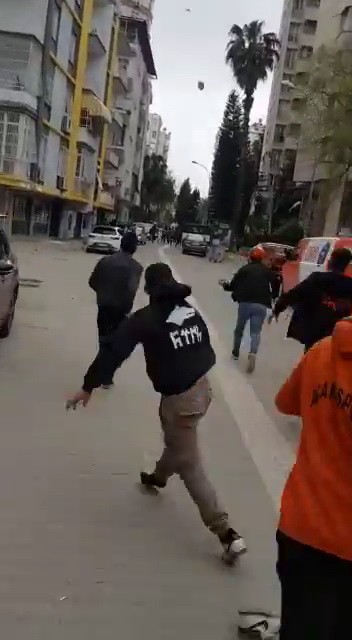 Adana’da derbi öncesi taraftarlar birbirine saldırdı 