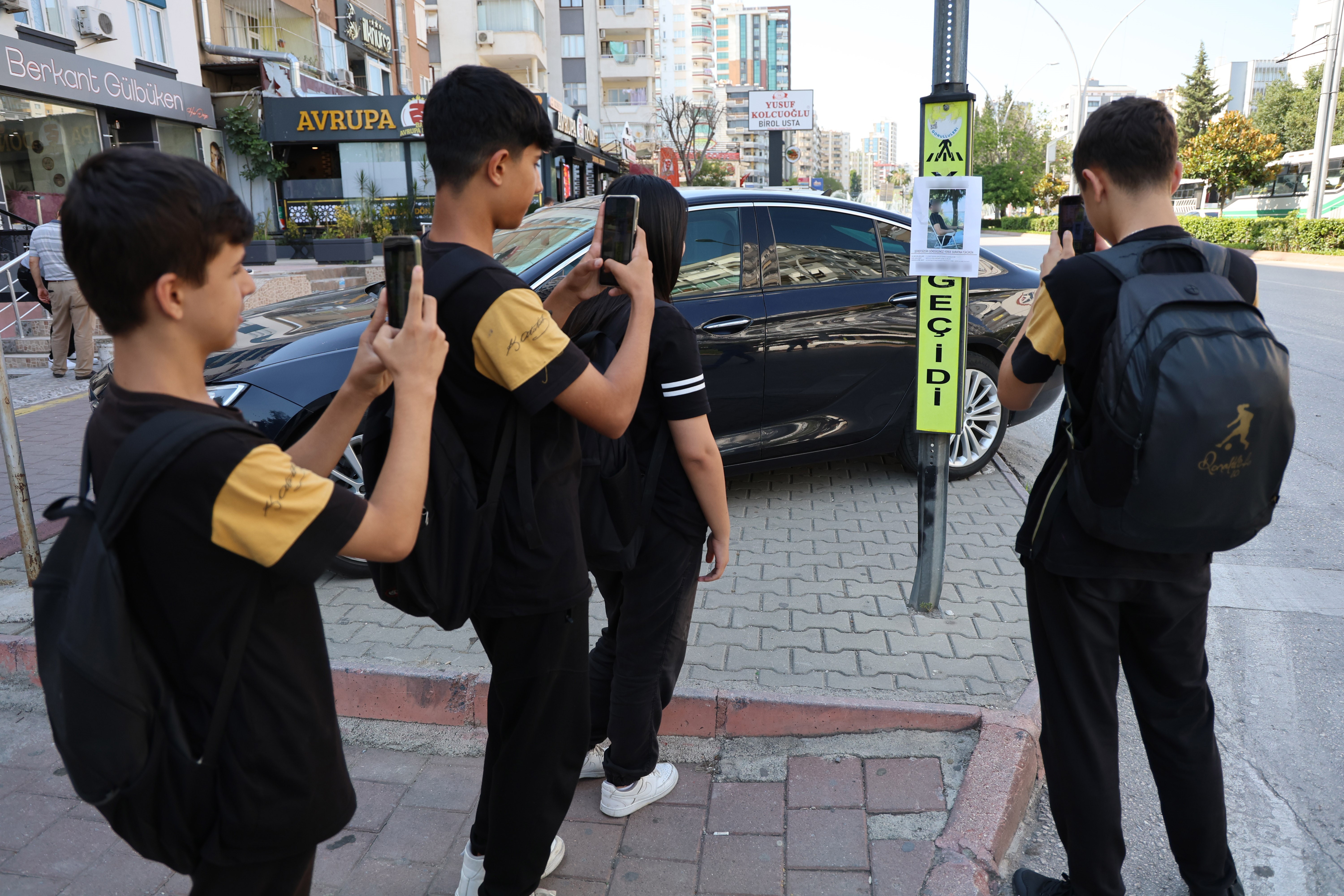Adana’da dikkat çeken ilan "Şerefsizdir gördüğünüz yerde..."