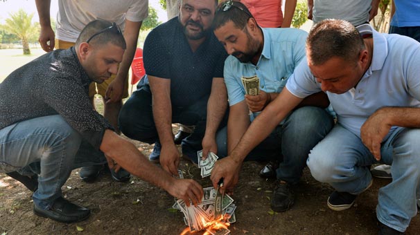 Adana'da dolarları alev alev yaktılar!