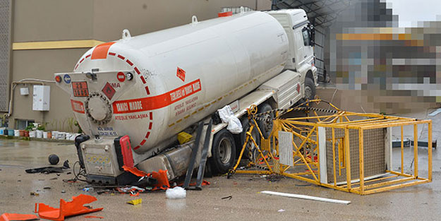 Adana'da el freni çekilmeyen tanker rampadan düştü