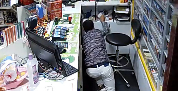 Adana'da emekleyerek çaldı, tuvalet penceresinden kaçtı