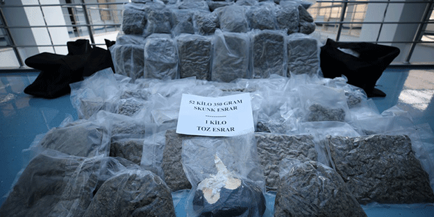 Pes! Ev eşyası yüklü kamyonda 53 kilo 350 gram esrar ele geçirildi