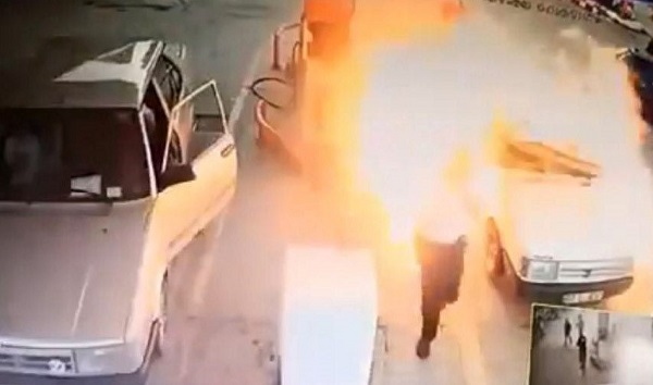 Adana'da faciadan dönüldü! Yakıt alırken bomba gibi patladı