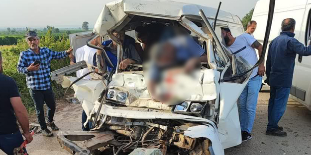 Adana'da feci kaza! Minibüsle halk otobüsü çarpıştı: 2 ölü 2 yaralı