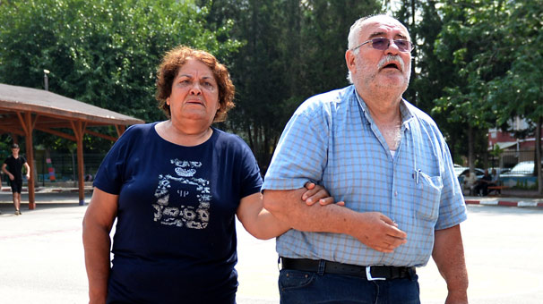 Adana'da felçli çift, oylarını kullandıktan sonra gözyaşlarına boğuldu