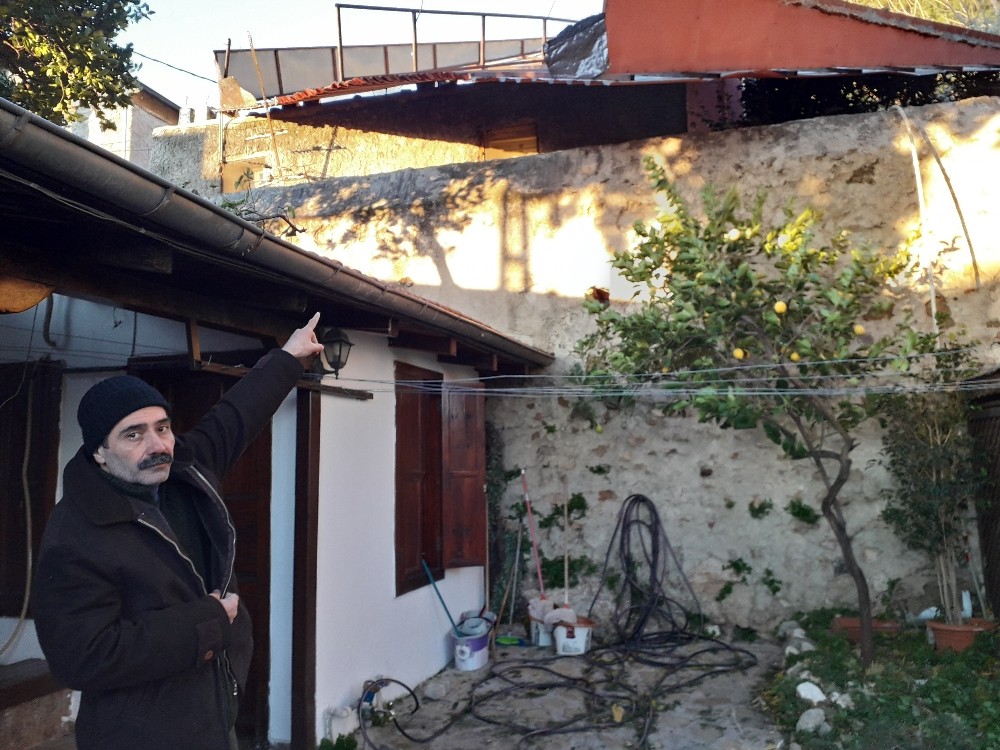 Adana’da fırtına çatıları uçurdu 