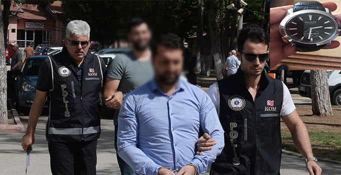 Adana'da 'gaybubet evi'nde, FETÖ elebaşı Gülen imzalı saat bulundu