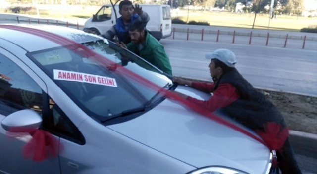 Adana'da gelin arabasının yolunu kesip böyle para istediler