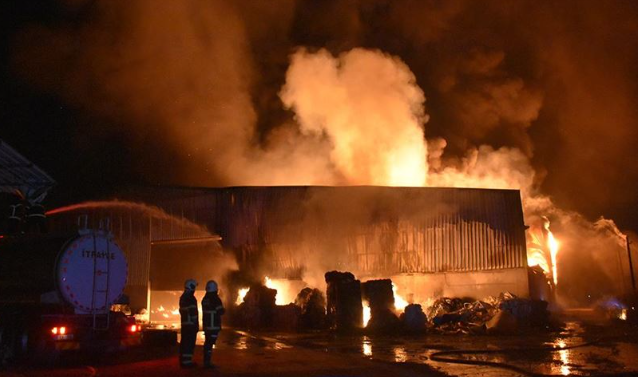 Adana'da geri dönüşüm fabrikasındaki yangın söndürüldü