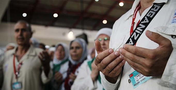 Adana'da hacı adayları kutsal topraklara uğurlandı