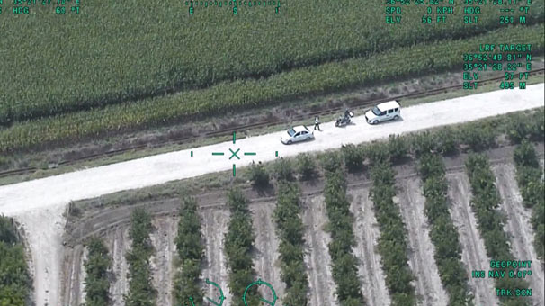 Adana'da helikopter yol gösterdi, polis ekipleri mısır tarlasına daldı!