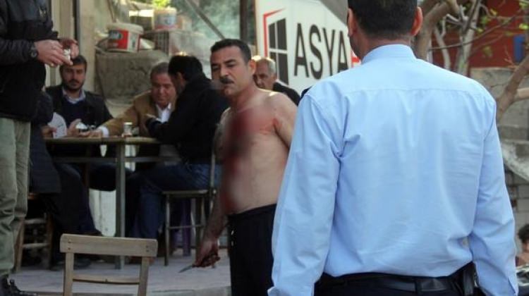 Adana'da hem kendini kesti hem Türk kahvesi içti!
