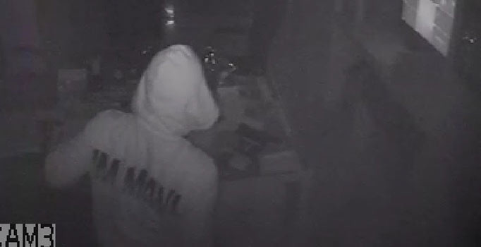Adana'da hırsızlık yaptı, kapüşonlu tişörtü ele verdi