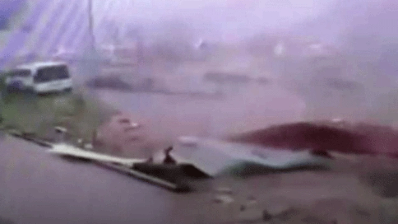 Adana'da hortum koca çatıyı uçurdu! O anlar kamerada!