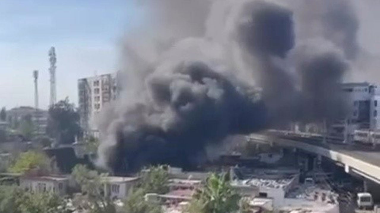 Adana'da hurdacı dükkanı alev alev yandı