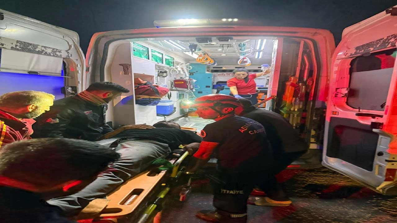 Adana’da iki hafif ticari araç çarpıştı! Ölü ve yaralılar var