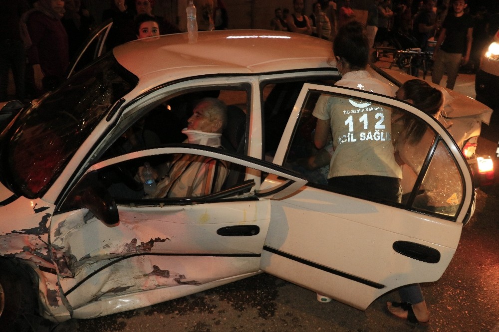 Adana’da iki otomobil çarpıştı: 7 yaralı 