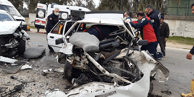 Adana'da iki otomobilin çarpıştığı kazada 5 kişi yaralandı