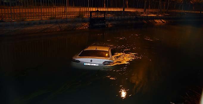 Adana'da ilginç olay! Kanala düşen araçtan kaçtı