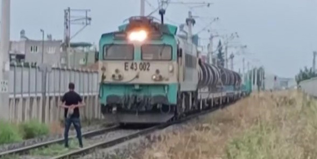 Adana'da ilginç olay! Trenin önünü kesti bakın sonra ne yaptı