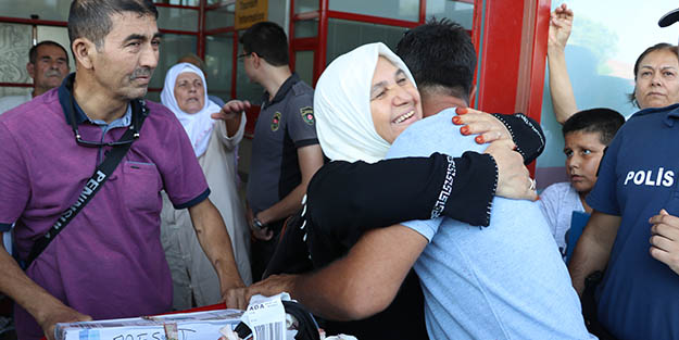 Adana'da ilk hacı kafilesine duygusal karşılama
