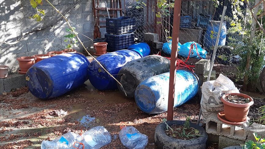 Adana'da imalathaneye dönüştürülen evde bin litre sahte içki ele geçirildi