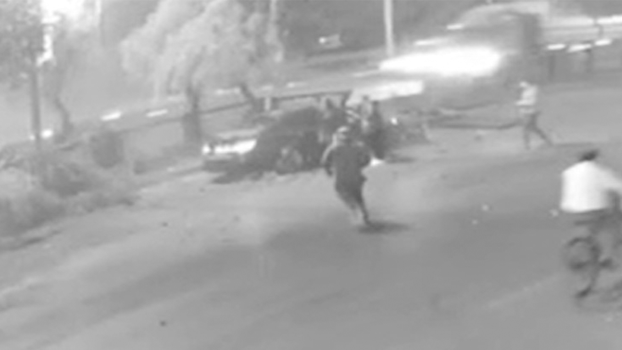 Adana'da insanlık ölmüş dedirten olay! Takla atan arabayı soydular!