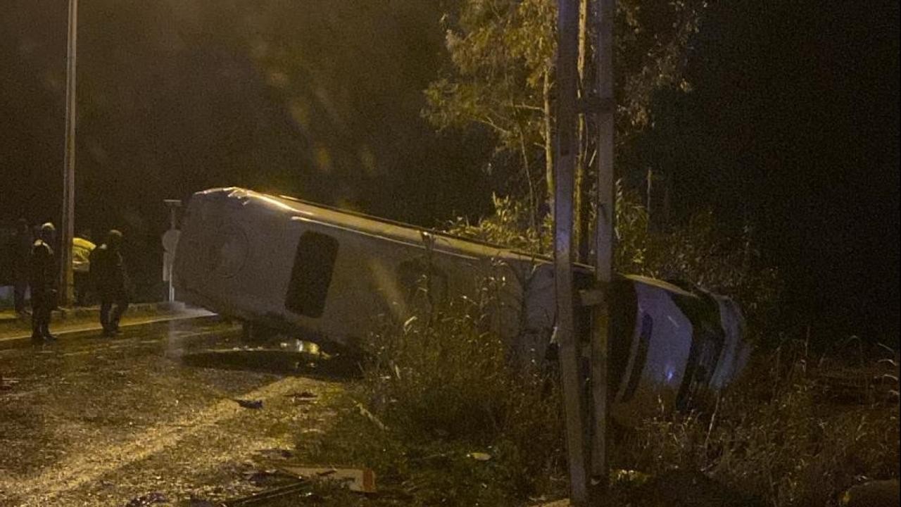 Adana’da işçi servisi devrildi: 13 yaralı