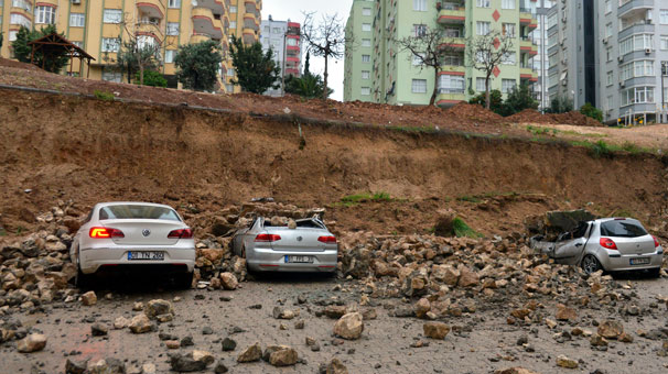 Adana'da İstinat duvarı 4 aracın üzerine yıkıldı