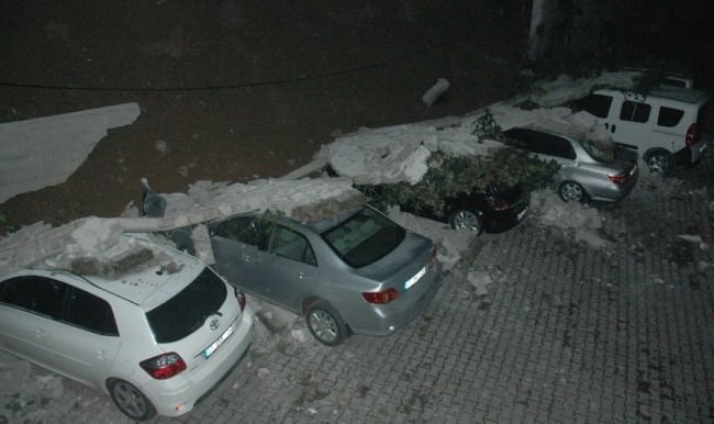 Adana’da istinat duvarı devrildi, 6 araç hurdaya döndü