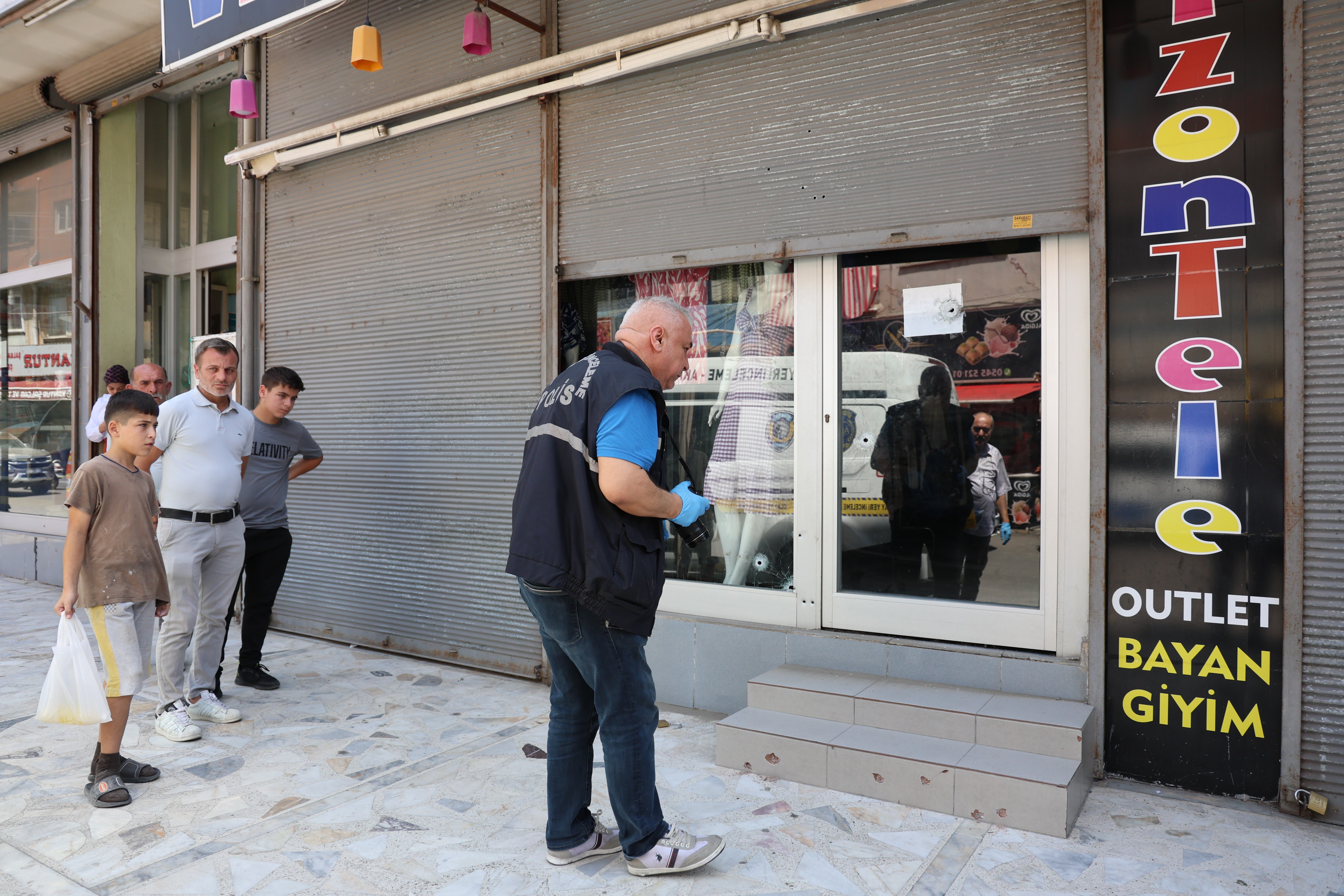 Adana'da kadın giyim mağazasına silahlı saldırı