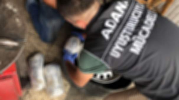 Adana'da kadın polis sokak levhasında uyuşturucu buldu