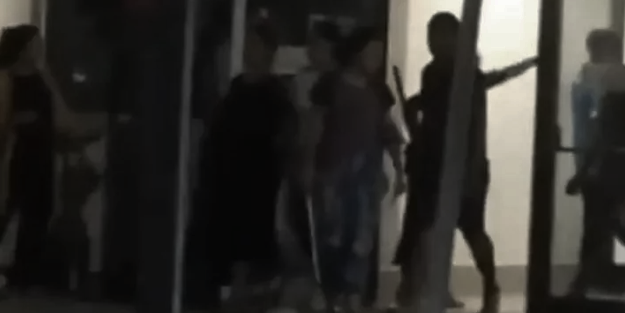 Adana’da kadınlar sopalarla hastane bastı!