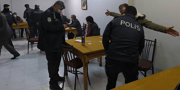 Kahvehaneye polis baskını: 8 kişiye kısıtlamayı ihlalden para cezası
