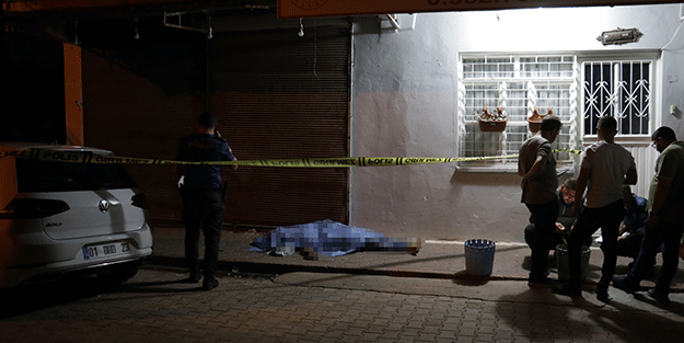 Adana'da kaldırımda erkek cesedi bulundu