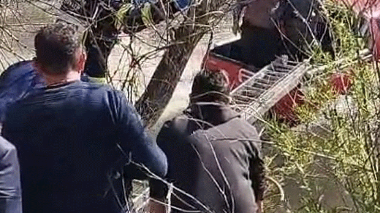 Adana’da kamyonet dereye uçtu! Sürücü yaralı kurtarıldı