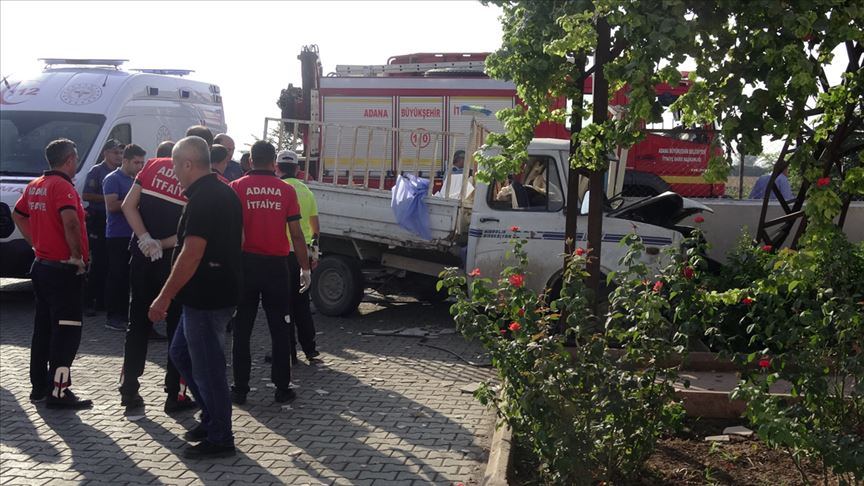 Adana'da kamyonet duvara çarptı: 3 kişi öldü 1 kişi yaralı