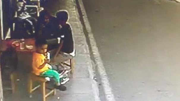 Adana'da kamyonet kaldırımdaki anne ve çocuklarına çarptı!