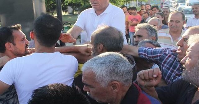 Adana'da kar kuyruğunda kavga çıktı