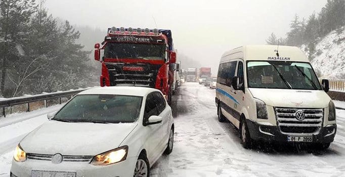 Adana'da kar yol kapattı