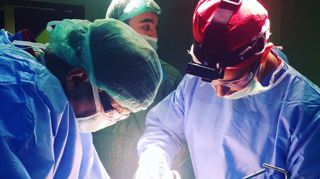 Adana'da karaciğerini ikiye bölünüp tümörü temizlendi