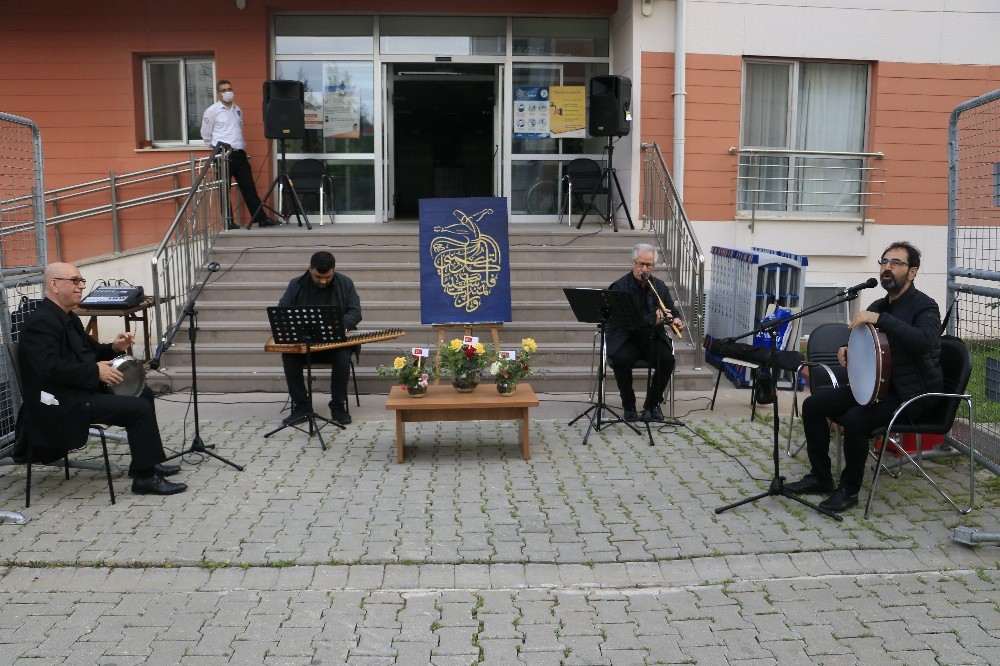 Adana’da karantinadaki kişilere konser 