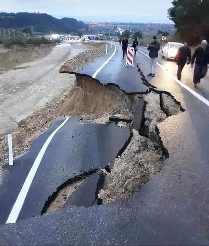 Adana’da karayolu çöktü 