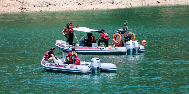 Adana'da kırıma uğrayan helikopterin sudan çıkarılması için çalışmalar başladı