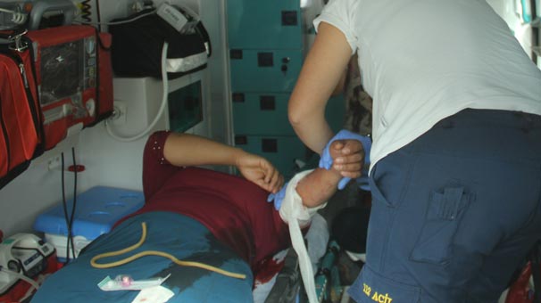 Adana'da kocasıyla tartıştı, çocuklarının gözü önünde kendini bıçakladı