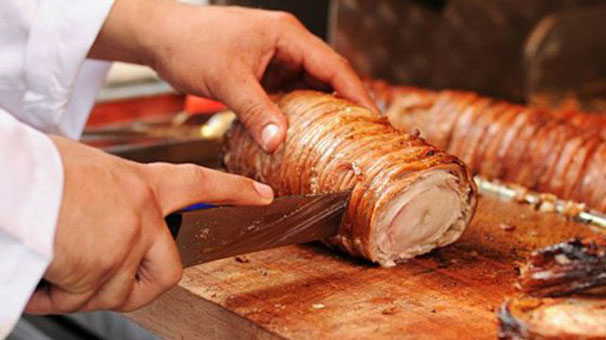 Adana’da kokoreç yemek isterken üzerine trafik lambası direği devrildi!